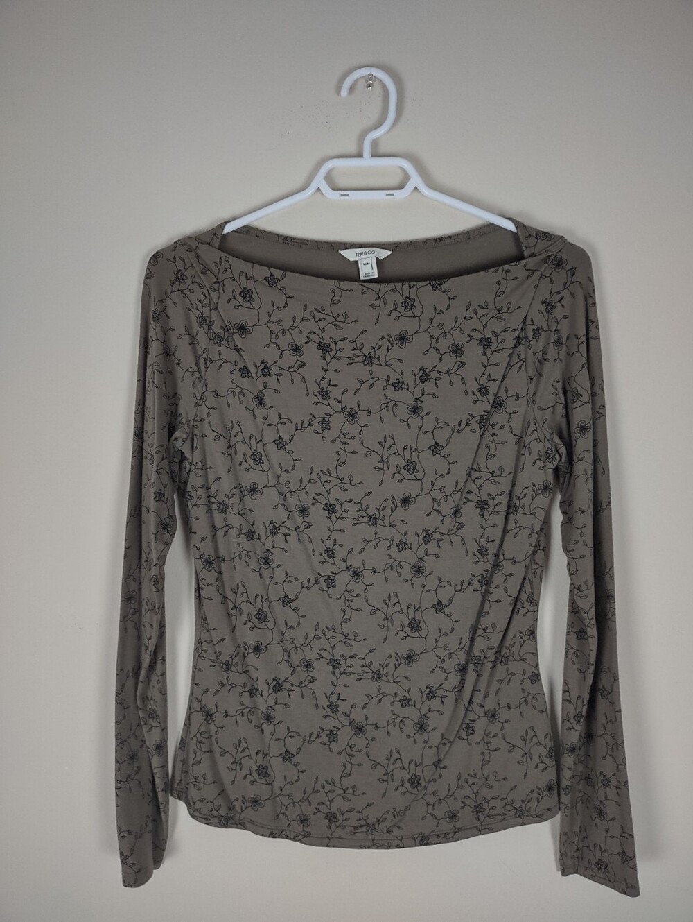RW&CO. Floral Long Sleeve Top. Size Medium